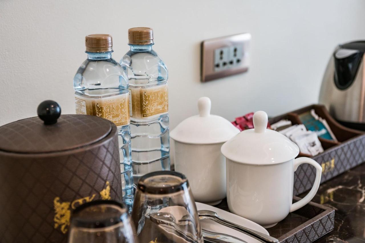 Lk Emerald Beach - Sha Extra Plus Pattaya Exterior foto Bottled water in a hotel room