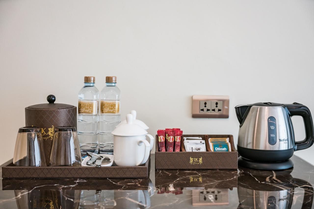 Lk Emerald Beach - Sha Extra Plus Pattaya Exterior foto A kettle and a tea set in a hotel room