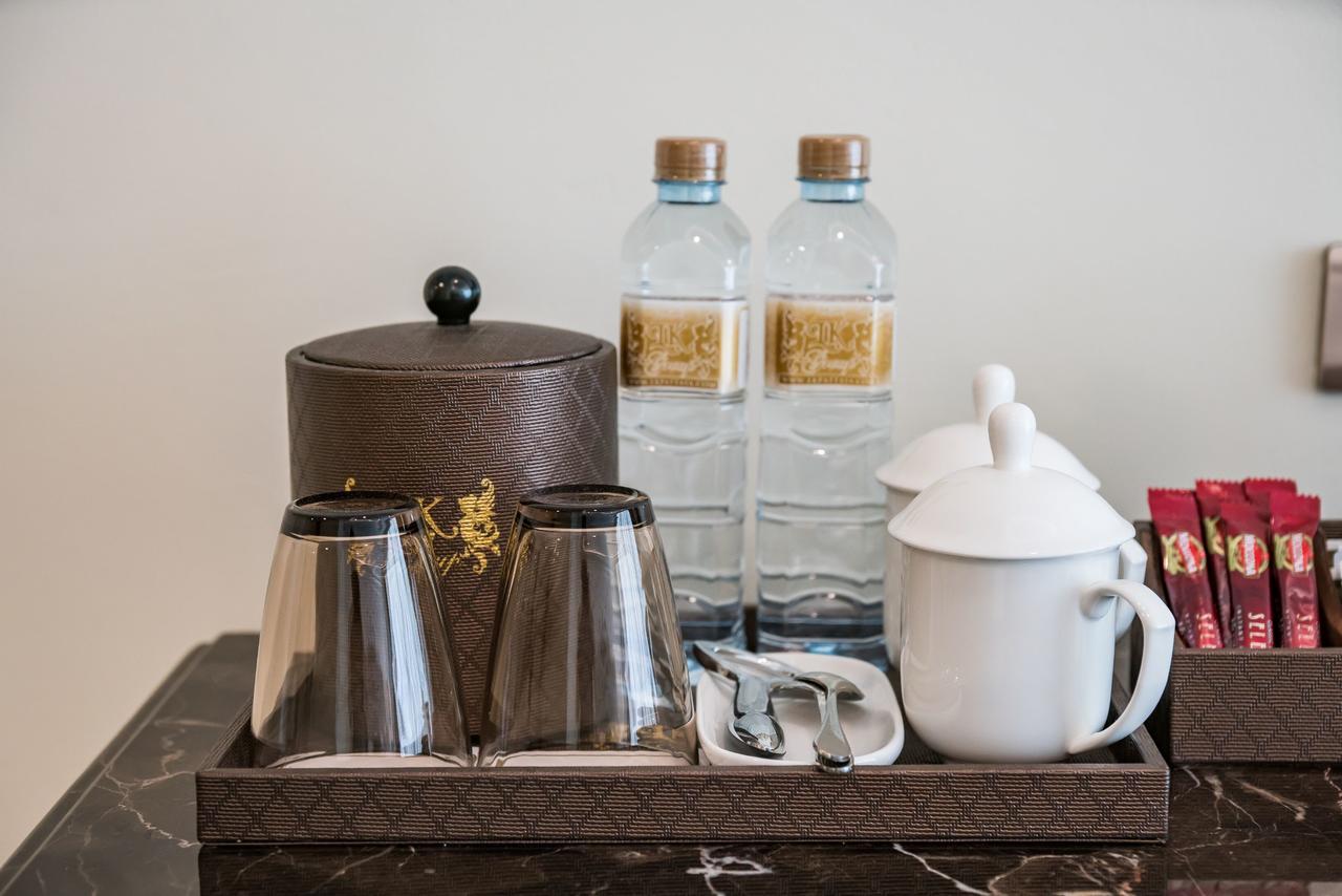 Lk Emerald Beach - Sha Extra Plus Pattaya Exterior foto Bottled water in a hotel room