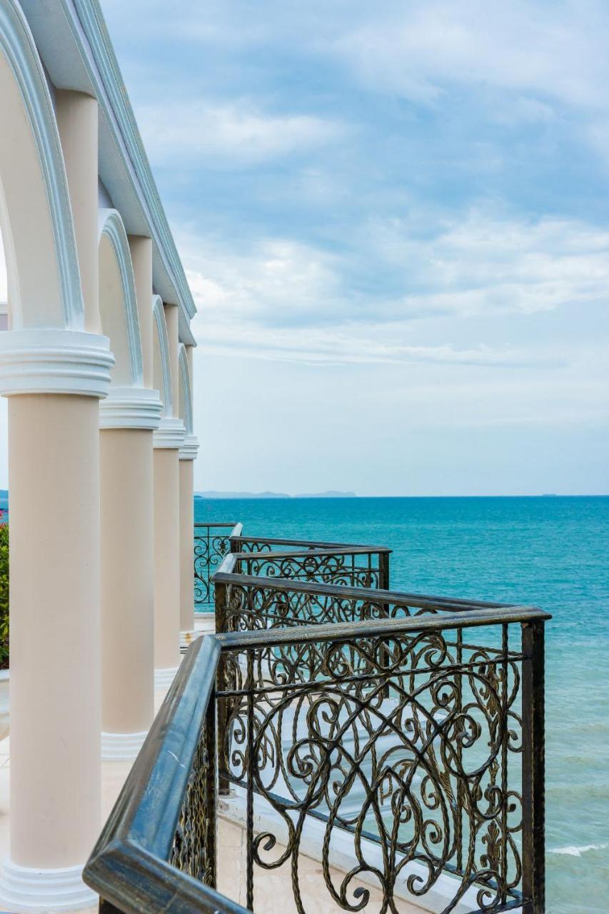Lk Emerald Beach - Sha Extra Plus Pattaya Exterior foto View from the balcony of a suite at Atlantis Paradise Island