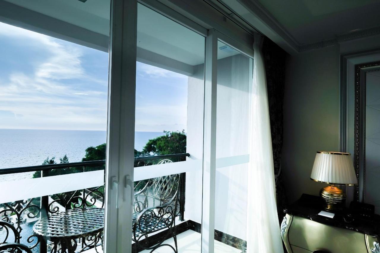 Lk Emerald Beach - Sha Extra Plus Pattaya Exterior foto A window with a roller blind